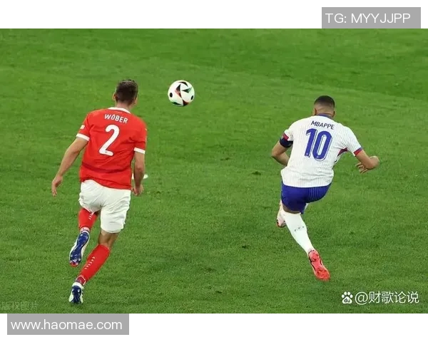 当足球球星在赛场被犯规时激情与公正交织的瞬间解析